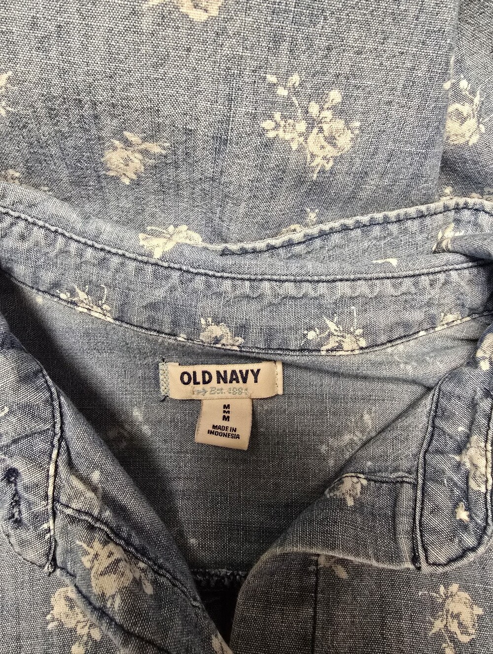 Old Navy Chambray Button-Up Shirt in Light Blue with White Floral M - Picture 2 of 4
